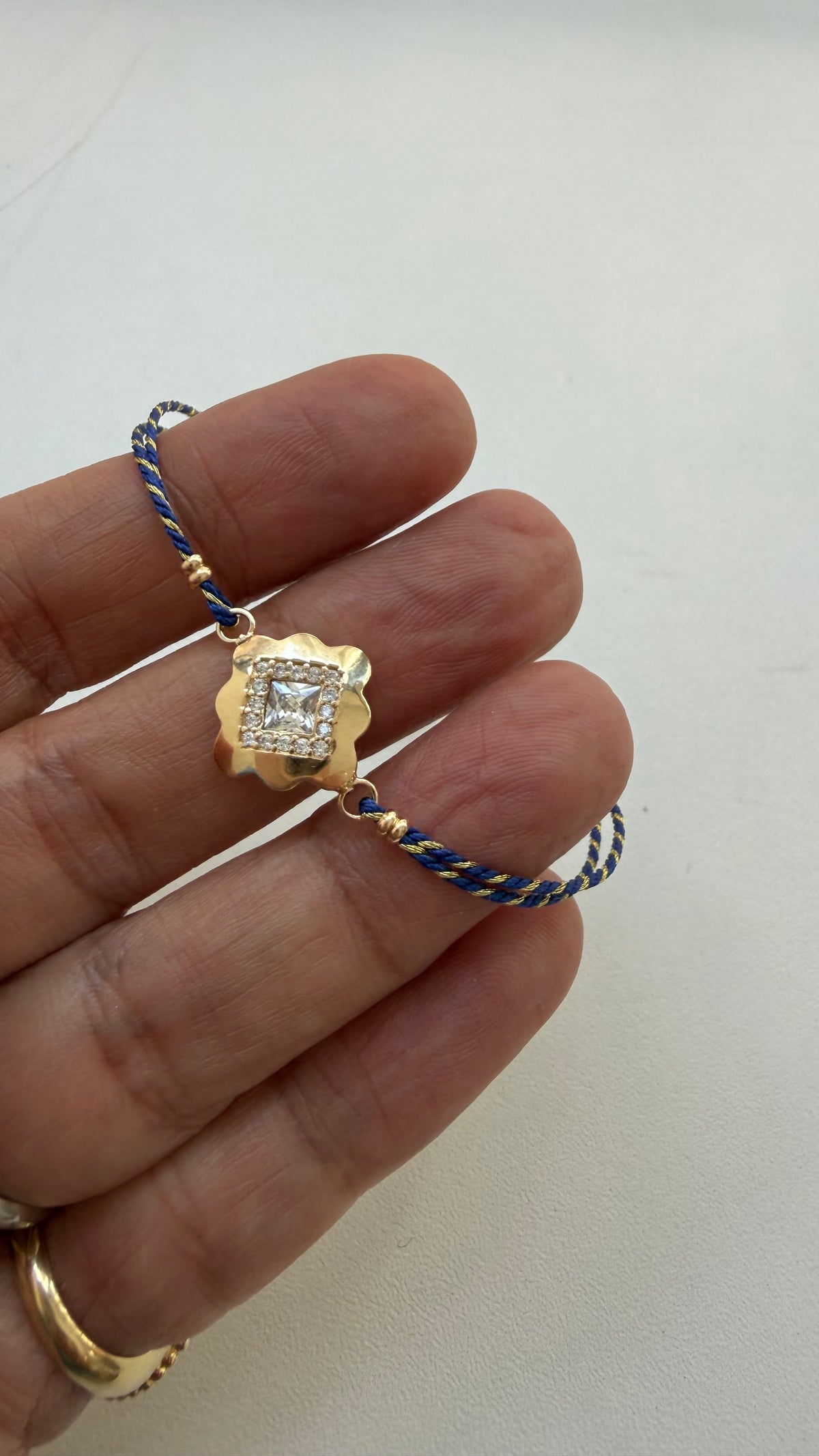 Pulseiras fio de seda triângulo