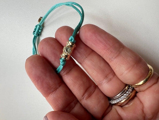 Pulseira fio de seda entremeio pedras