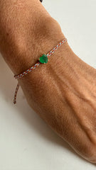 Pulseira fio de seda com esmeralda coração 5x5mm