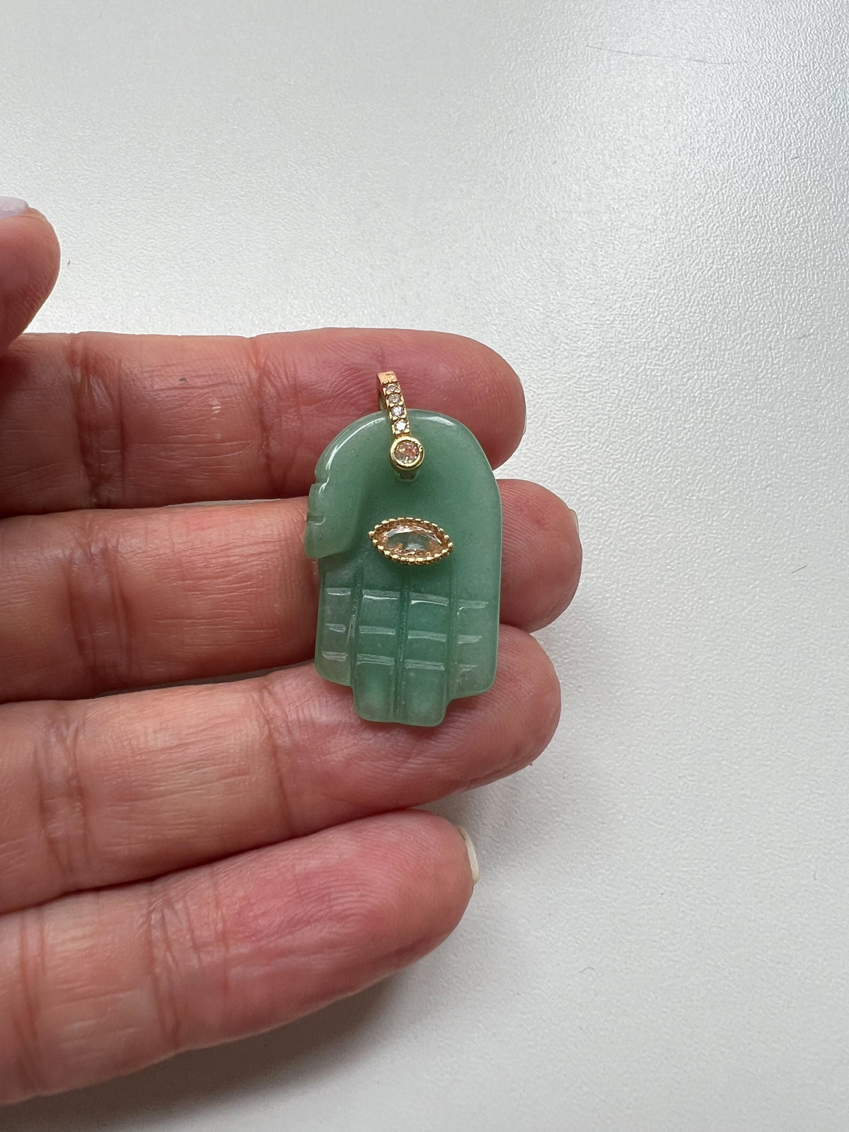 Pingente hamsa ou mão de Fátima pedras naturais