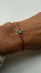 Pulseira fio de seda pedras esmeralda 3x5mm
