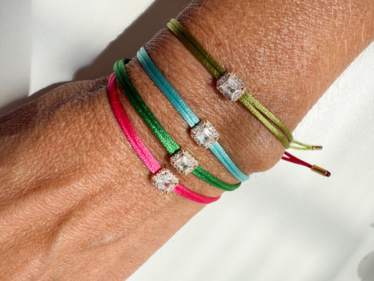 Pulseira fio de seda pingente cravado