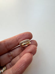 Piercing único liso e cravado