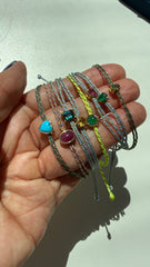 Pulseira fio de seda coração turquesa