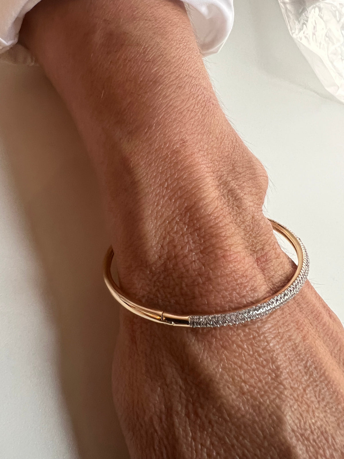 Bracelet bangle cravado