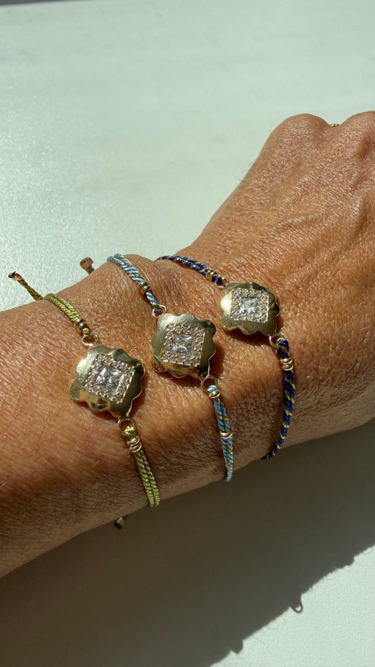 Pulseiras fio de seda triângulo