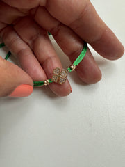 Pulseira trevo fio de seda