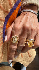 Anel oval citrino e Moissanites