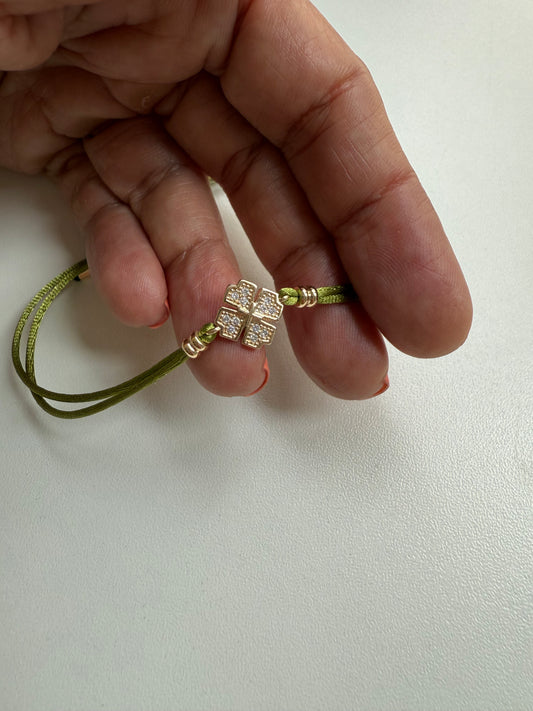 Pulseira trevo fio de seda
