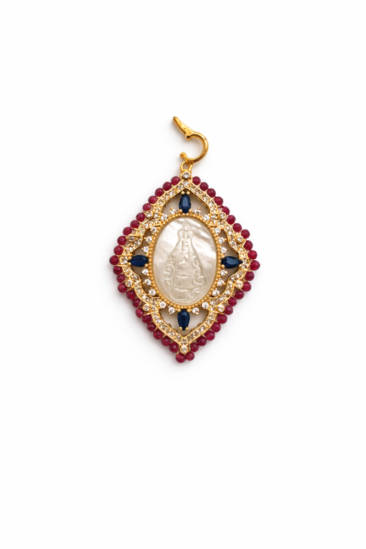 Pingente  Nossa Senhora Aparecida bordada pedras naturais.