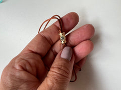 Pulseira fio de seda entremeio pedras