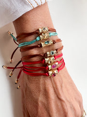 Pulseira fio de seda entremeio pedras