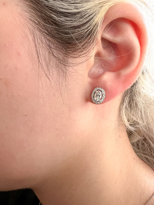 Brinco oval moissanite