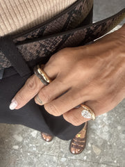 Anel mindinho gota tranversal moissanite