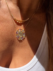 Colar medalha Milagrosa pedras naturais.