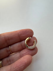 Piercing único liso e cravado