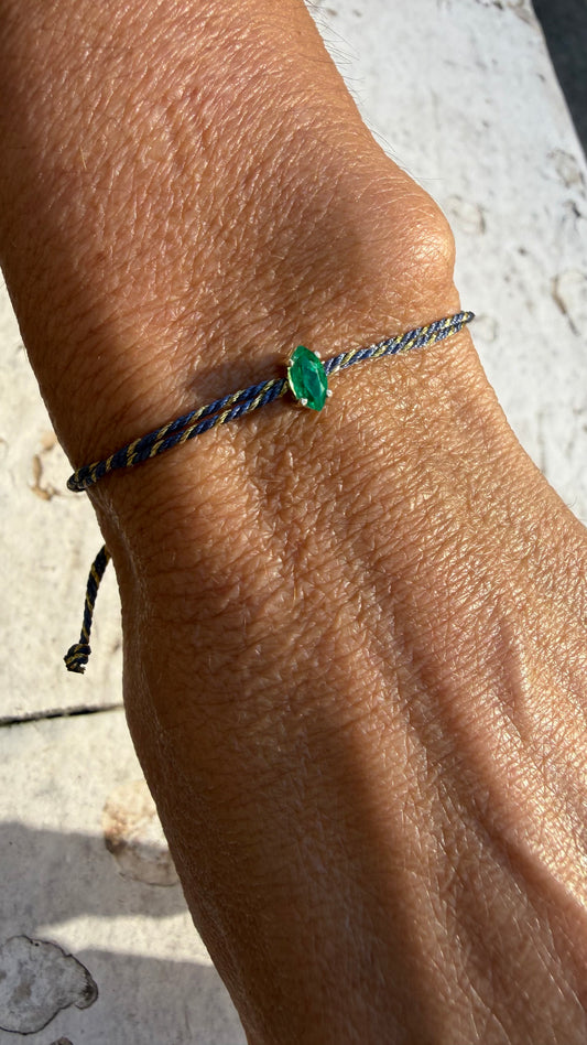 Pulseira fio de seda com esmeralda navete