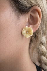 Brinco flor Camélia