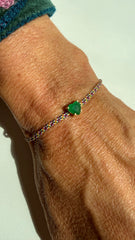 Pulseira coração esmeralda fio de seda 5x5mm