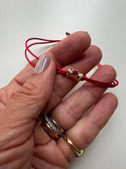 Pulseira fio de seda entremeio pedras