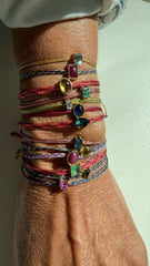 Pulseira fio de seda com pedra Safira azul indicolita