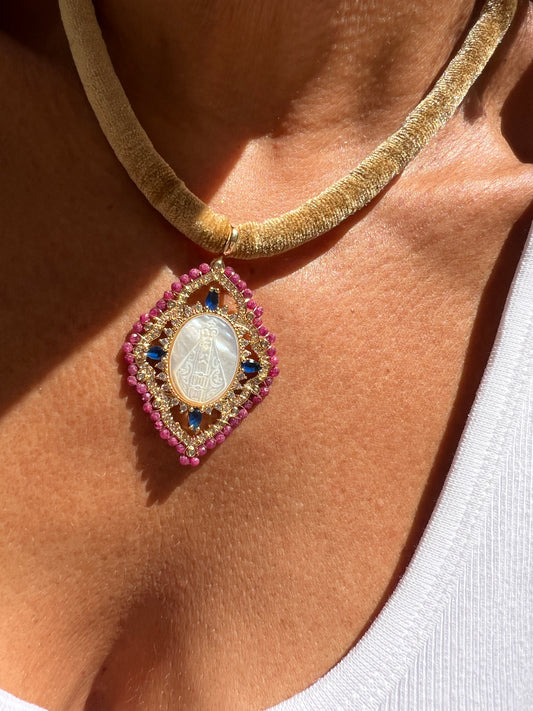 Pingente  Nossa Senhora Aparecida bordada pedras naturais.