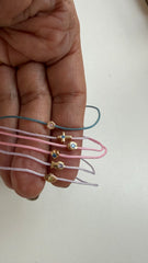 Pulseira colorida fio de seda elementos
