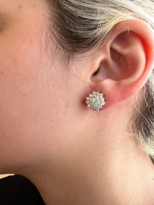 Brinco moissanite flor 6 pétalas