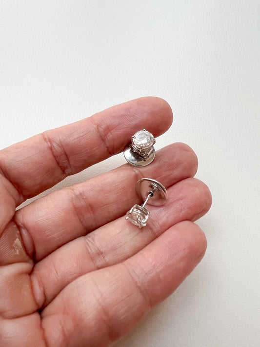 Brinco ponto de luz moissanite 6.5 mm