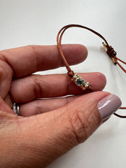 Pulseira fio de seda entremeio pedras