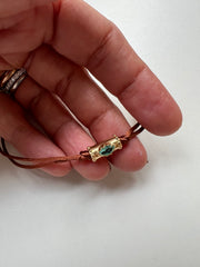 Pulseira fio de seda entremeio pedras