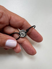 Pulseira fio de seda medalha São Bento