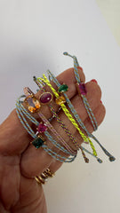 Pulseira fio de seda gota esmeralda