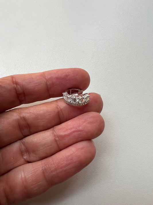 Piercing moissanite