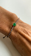 Pulseira fio de seda com esmeralda coração 5x5mm