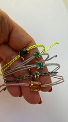 Pulseira fio de seda gota esmeralda
