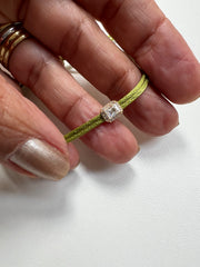 Pulseira fio de seda pingente cravado