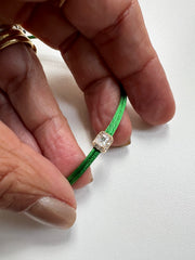 Pulseira fio de seda pingente cravado
