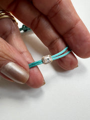 Pulseira fio de seda pingente cravado