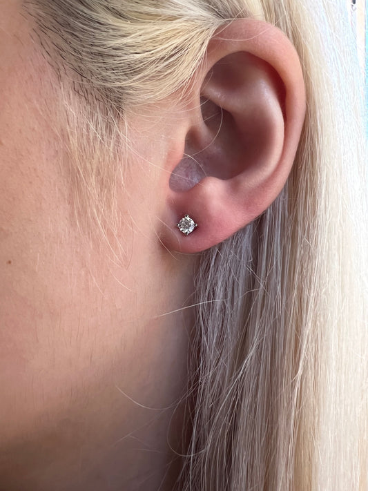 Brinco ponto de luz  moissanite 3mm