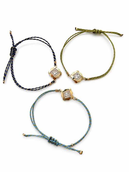 Pulseiras fio de seda triângulo