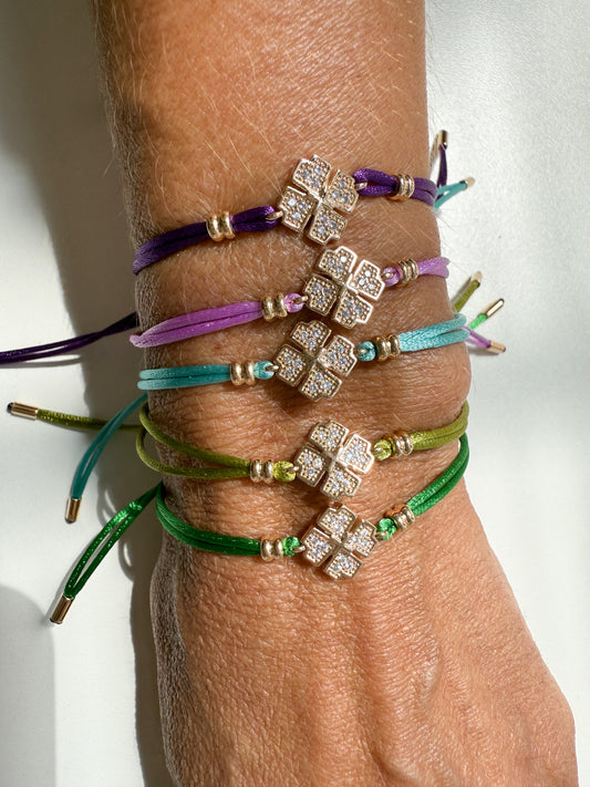Pulseira trevo fio de seda