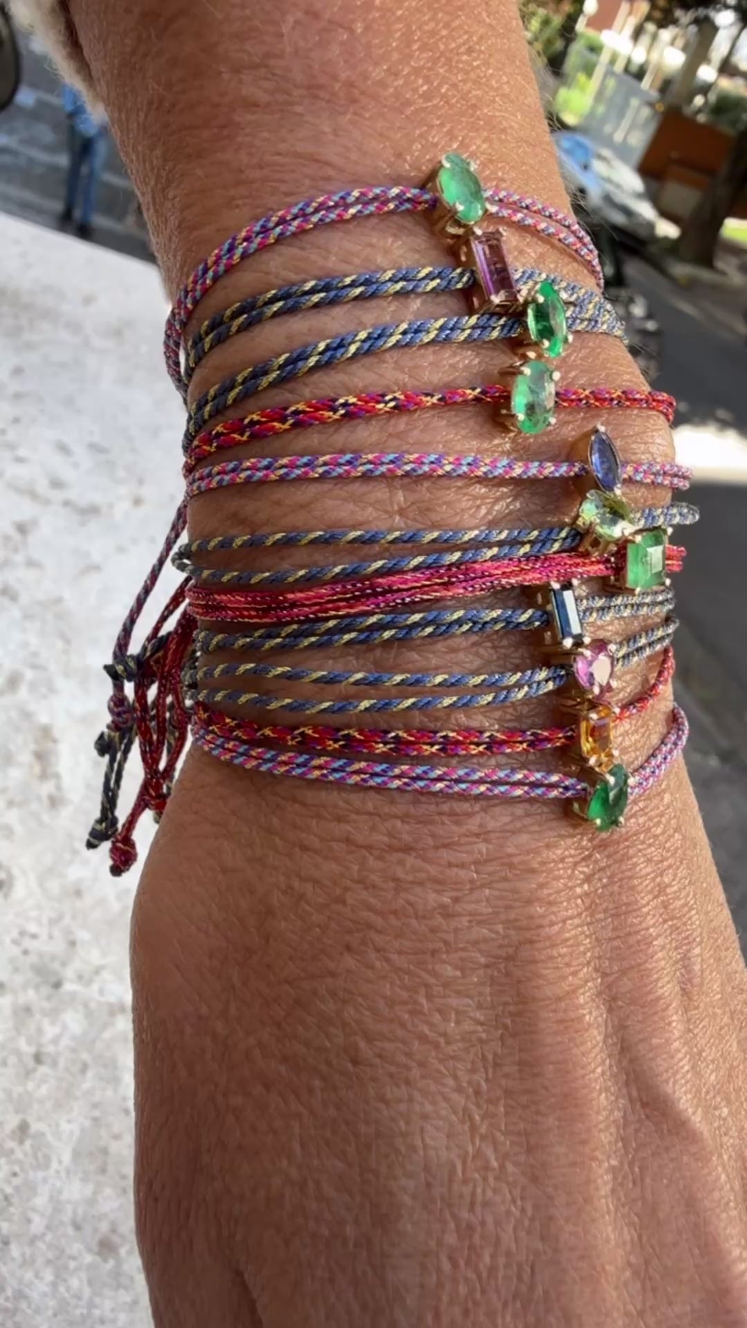 Pulseira fio de seda com esmeralda navete