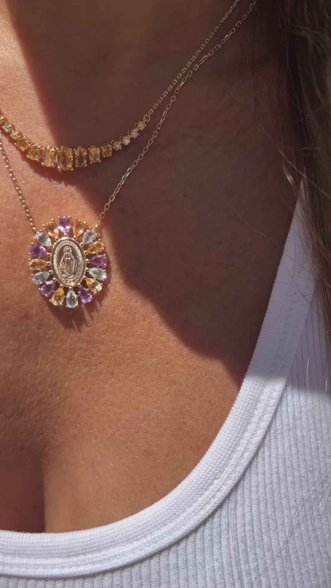 Colar medalha Milagrosa pedras naturais.